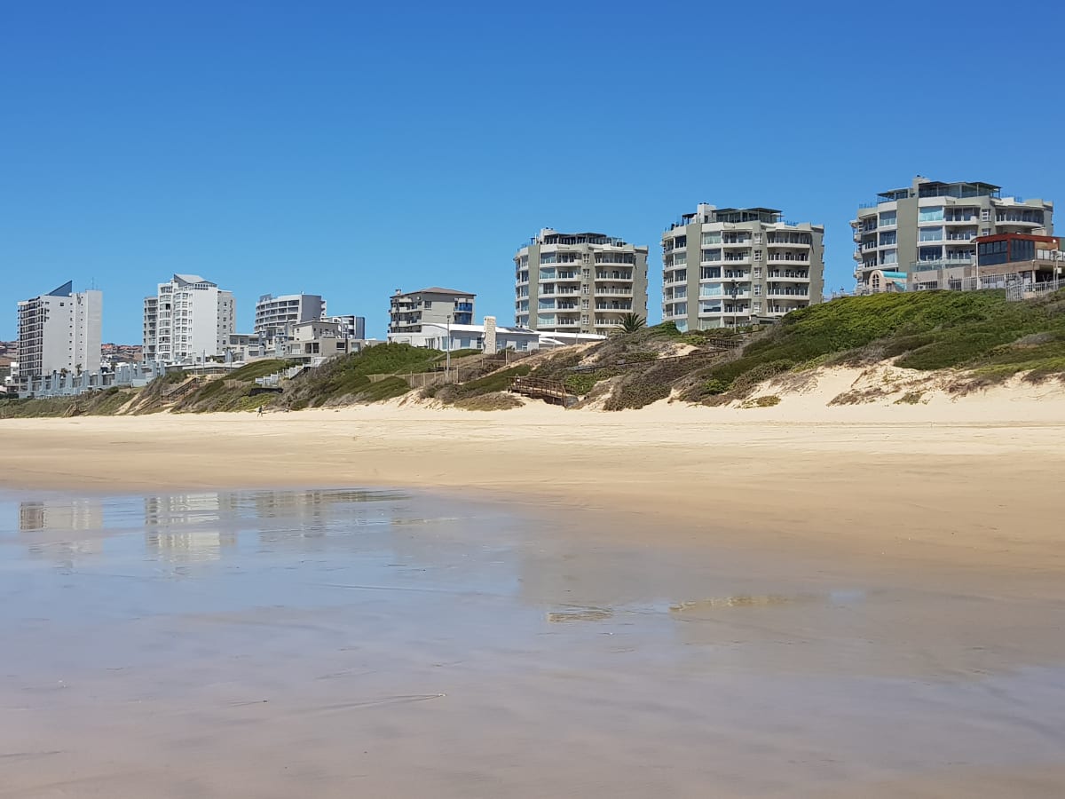 Coastal self-catering accommodation by the sea