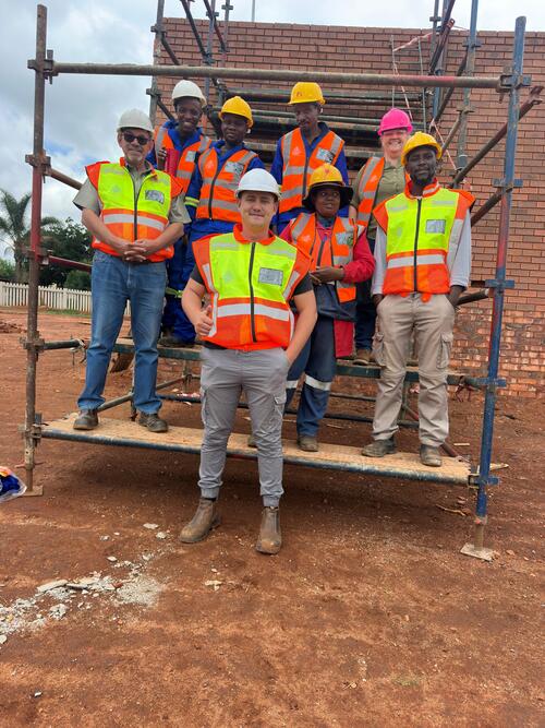 Scaffold Men at work