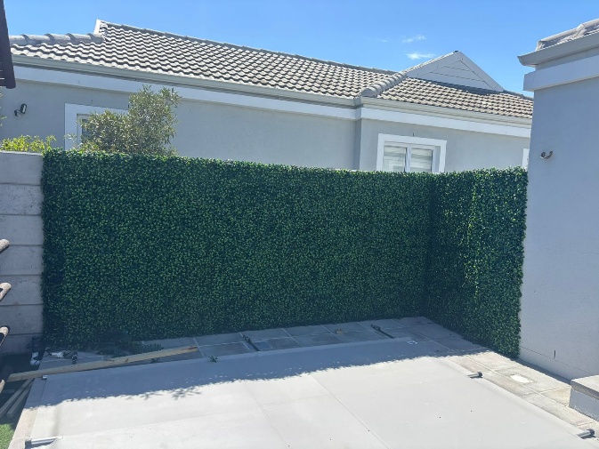 Artificial hedge installation placeholder