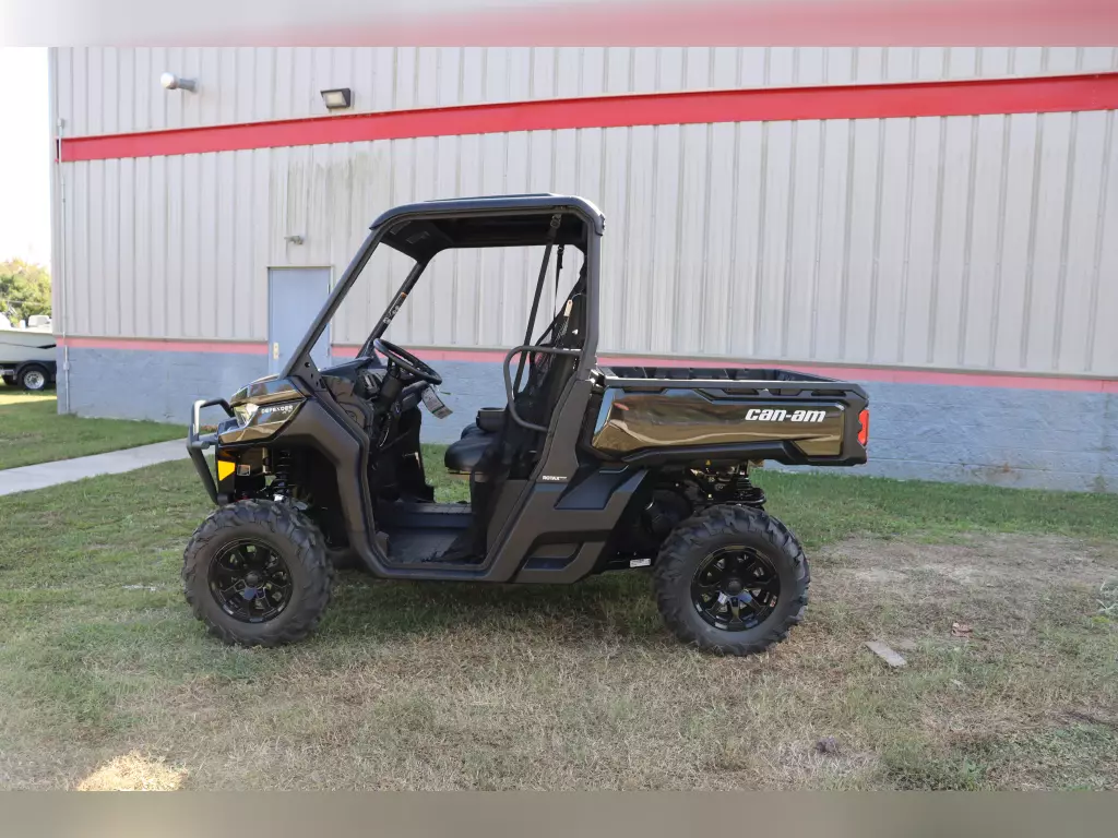 2023 Can-Am Defender HD10