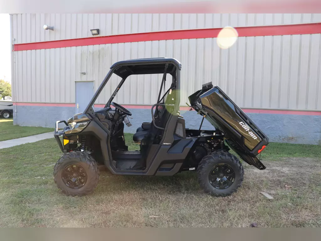 2023 Can-Am Defender HD10