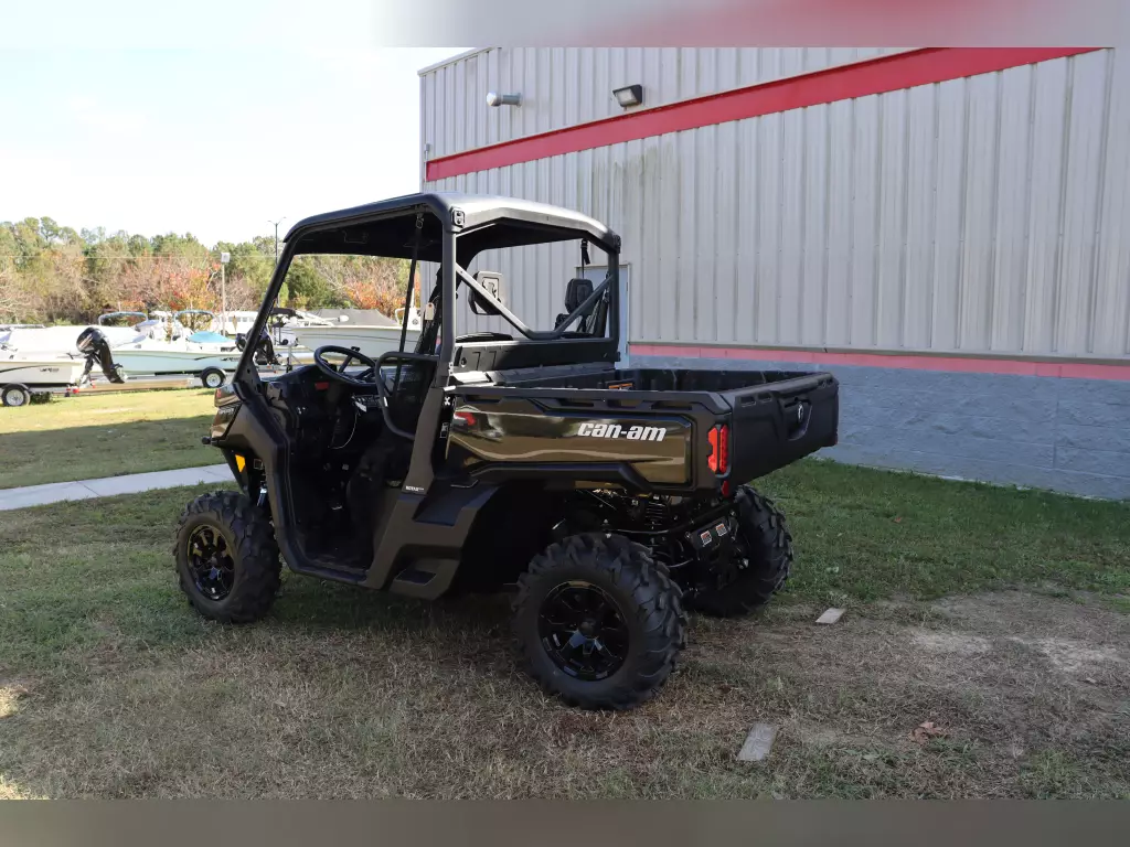 2023 Can-Am Defender HD10