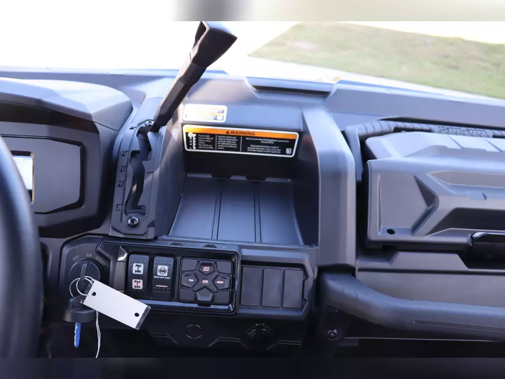 2023 Can-Am Defender HD10