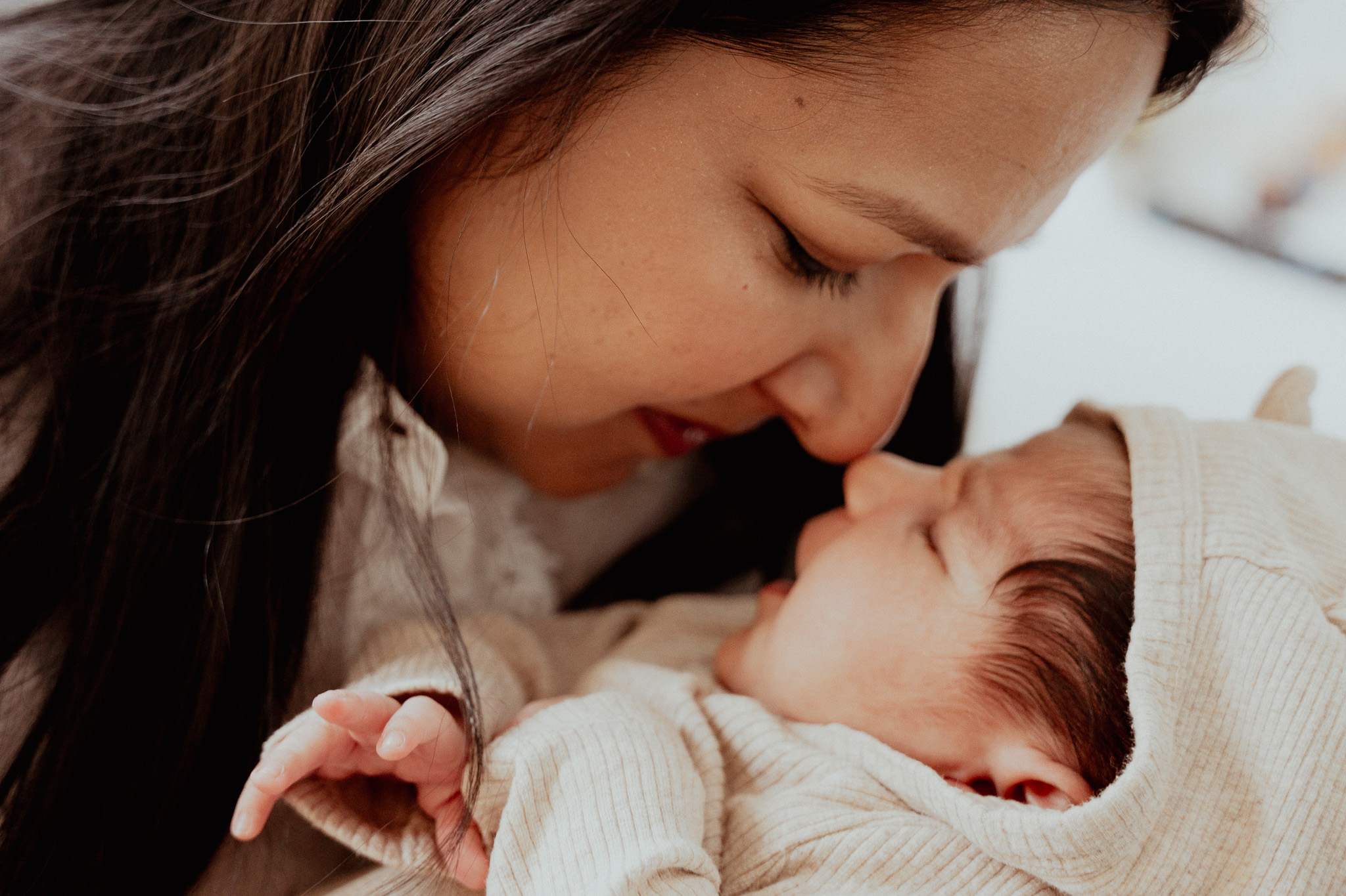 Motherhood portrait with newborn_Montreal