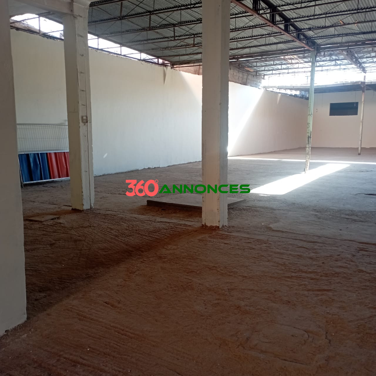 À vendre : Dépôt de 1200 m² + Appartement à Marrakech - 8 500 000 MAD - photo 3