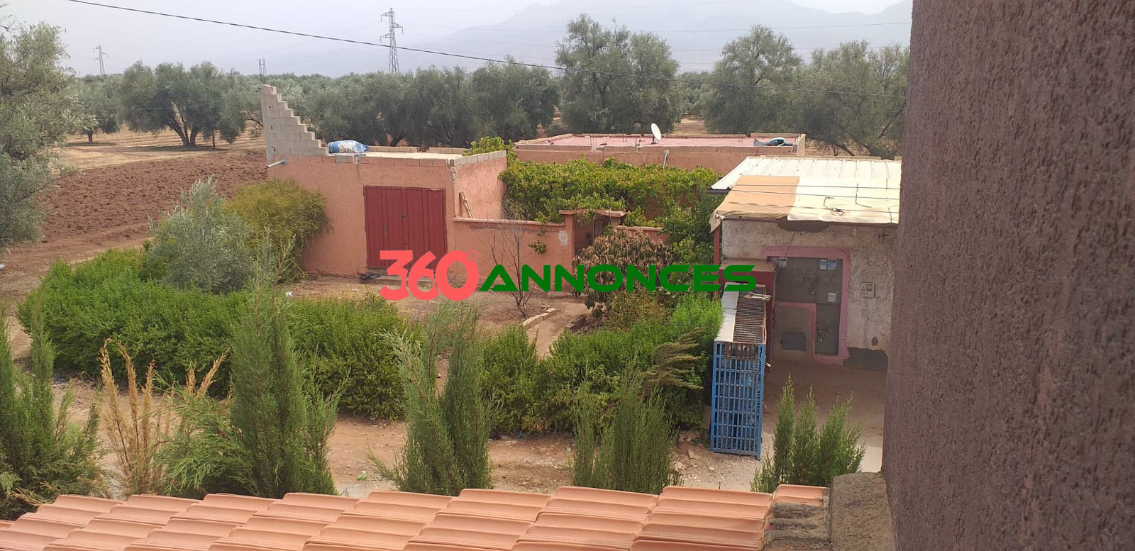 Villa Semi-Fini de 900 m² avec Magasins et Jardins – Environs de Beni Mellal — photo 2