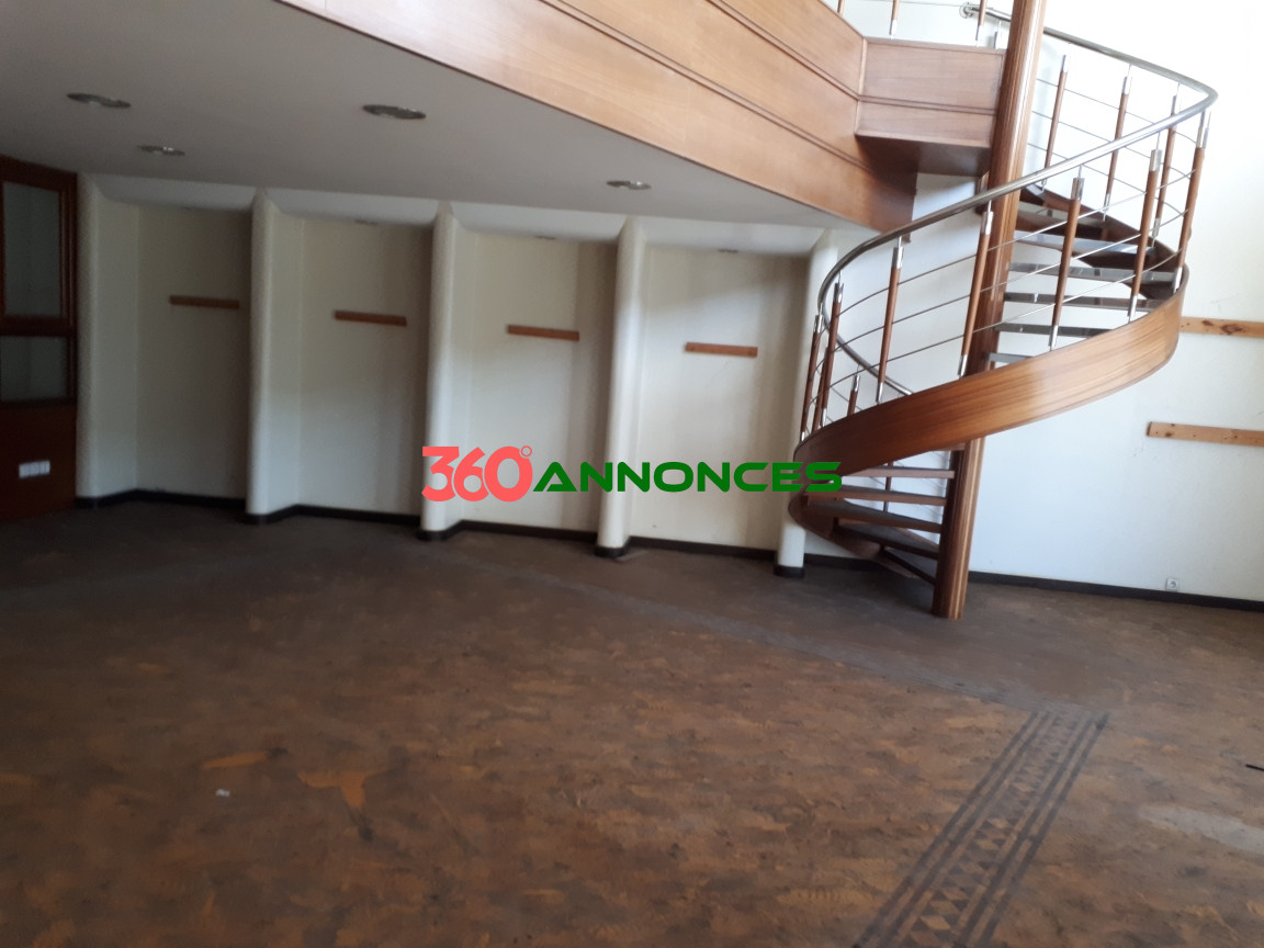 Superbe-local-commercial-de-216-m²-à-Agdal---Idéal-pour-magasin-ou-bureau-avec-une-mezzanine-de-107--m². - photo 23