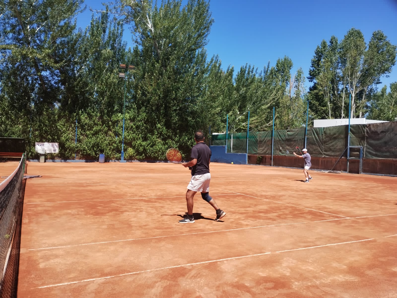 jugando tenis