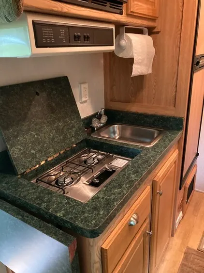 2005 Keifer 3 Horse Slant with Living Quarters