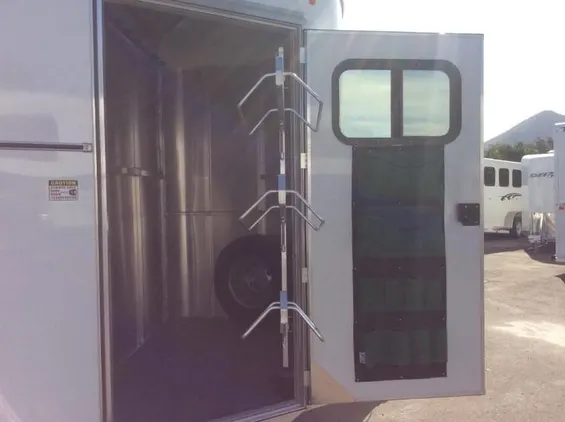 2021 Maverick LITE DELUXE Horse Trailer Warmblood