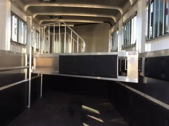 2021 Maverick LITE DELUXE Horse Trailer Warmblood