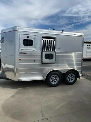 2022 Logan Coach BULLSEYE Horse Trailer
