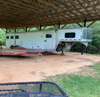 2005 Keifer 3 Horse Slant with Living Quarters