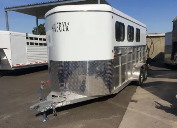 2021 Maverick LITE DELUXE Horse Trailer Warmblood