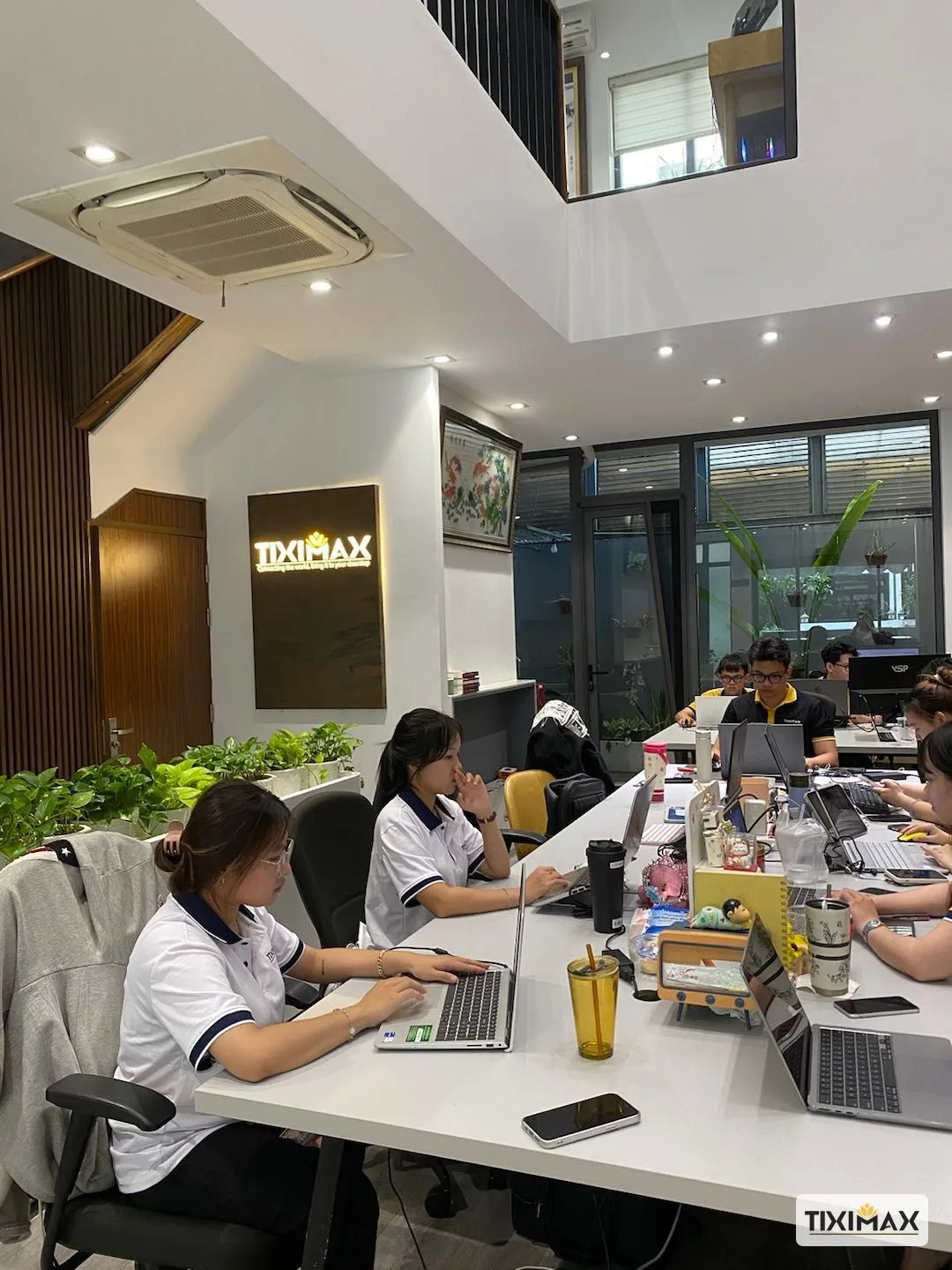 Nhân viên đang làm việc