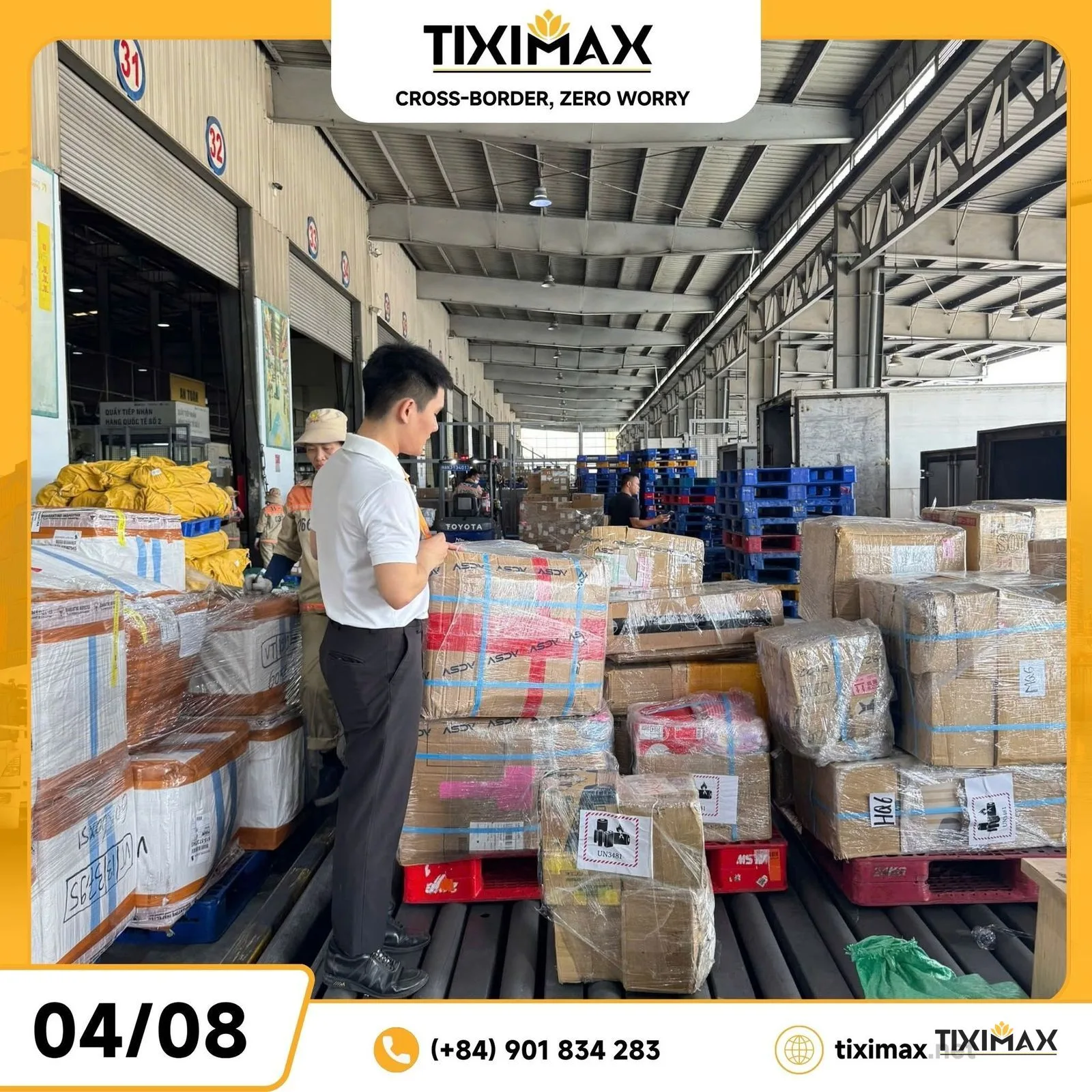 Nhân viên thực hiện mua hộ hàng ebay