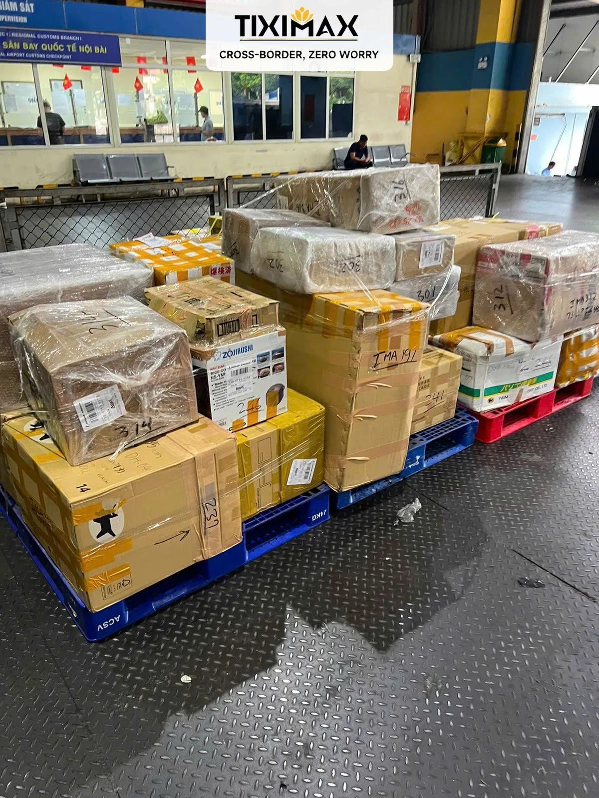 Kiện hàng trên pallet, khu vực kiểm tra hải quan sân bay.
