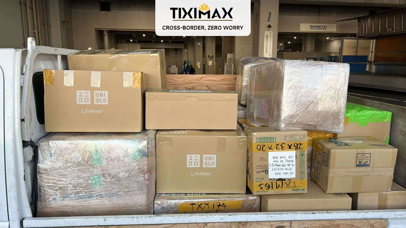 Thùng hàng Uniqlo và bưu kiện chất đầy trong xe.