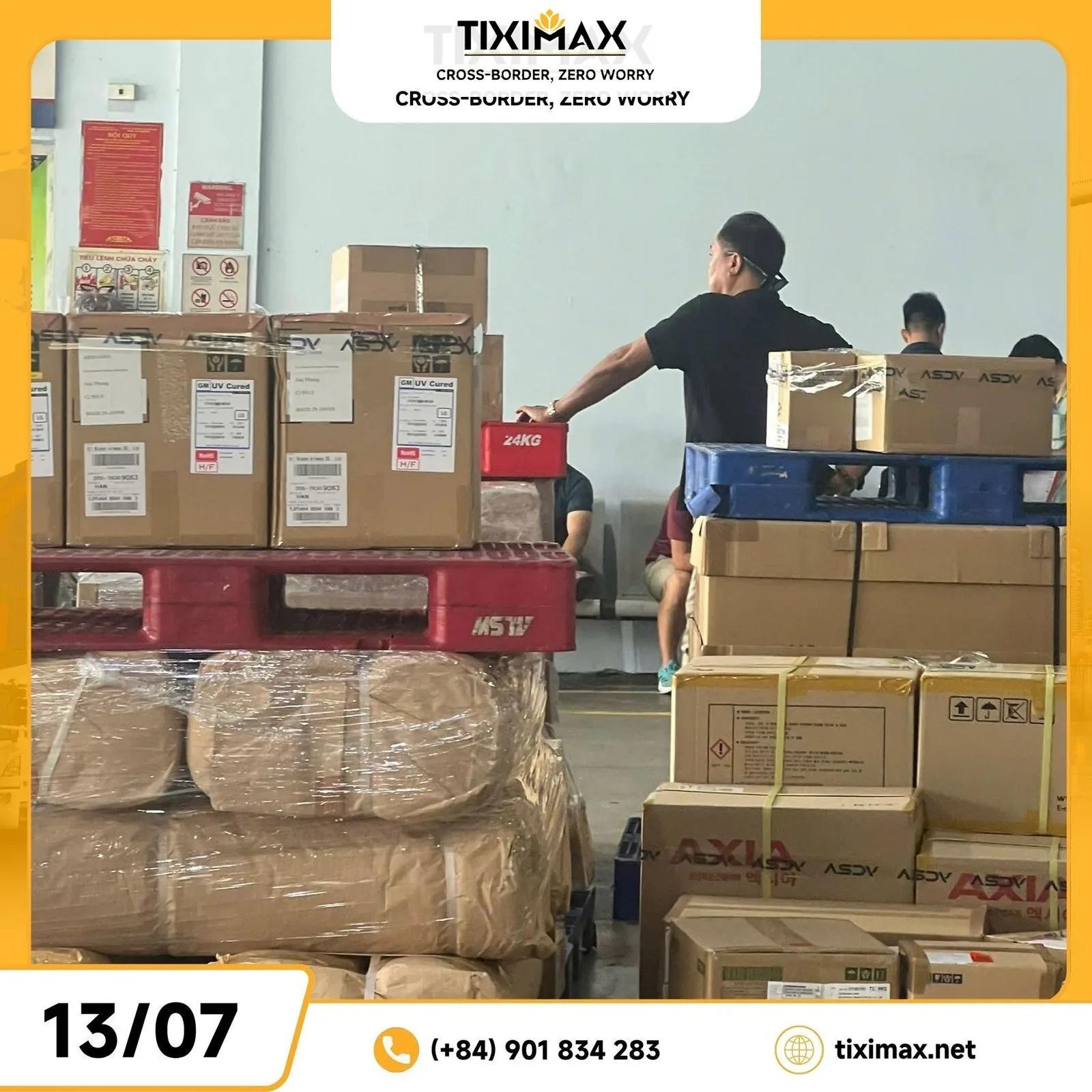 Người sắp xếp kiện hàng trong kho logistics.