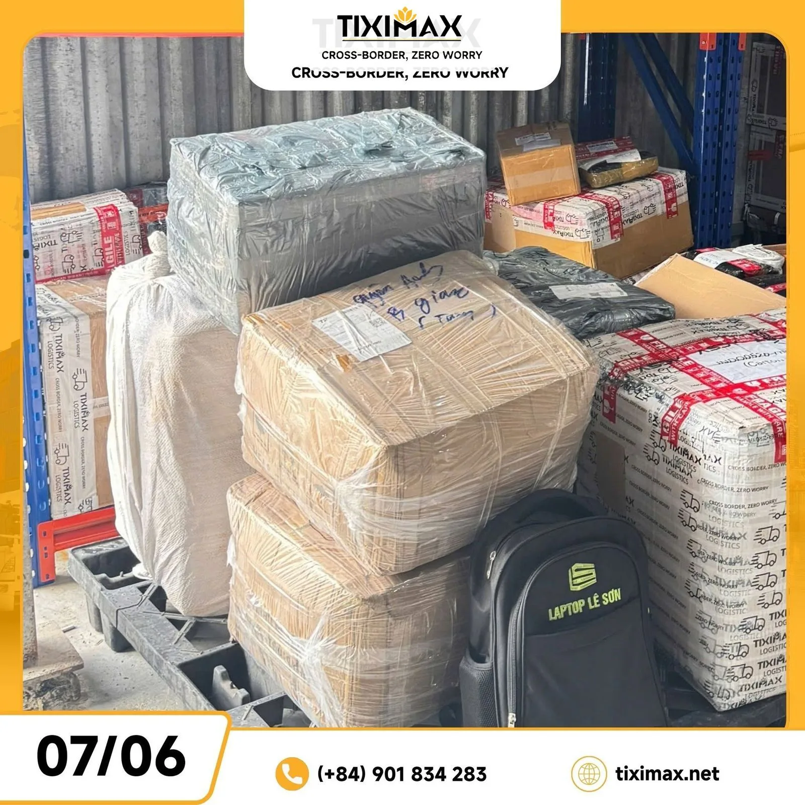Nhiều kiện hàng, thùng carton, ba lô xếp chồng trong kho.