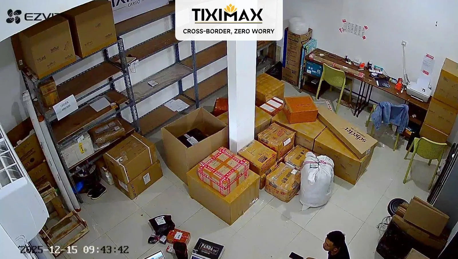 Kho hàng Tiximax với nhiều kiện hàng, kệ và nhân viên.