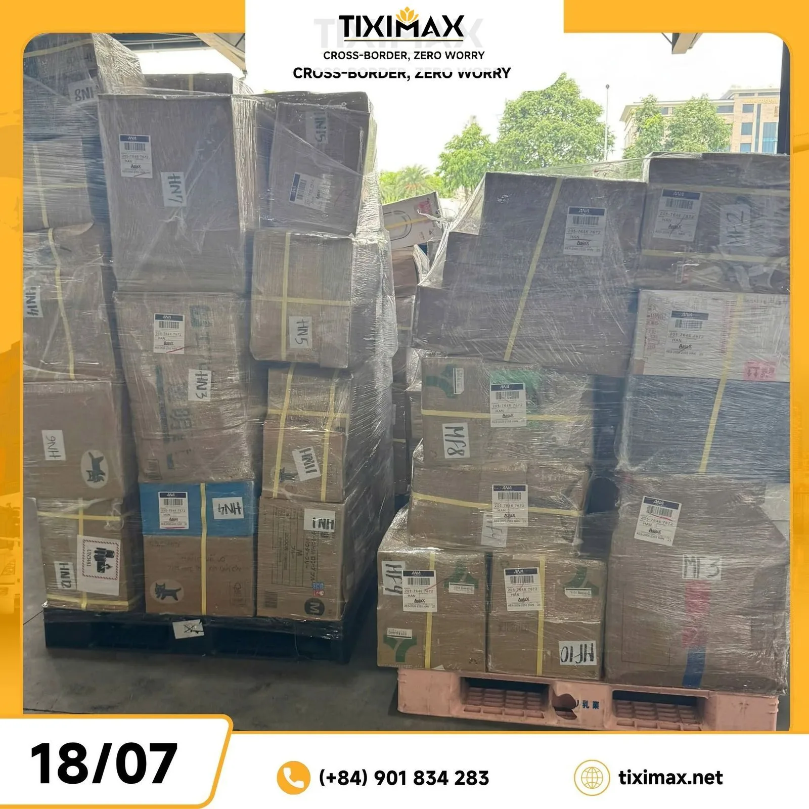 Nhiều kiện hàng bọc màng co, xếp gọn trên pallet.