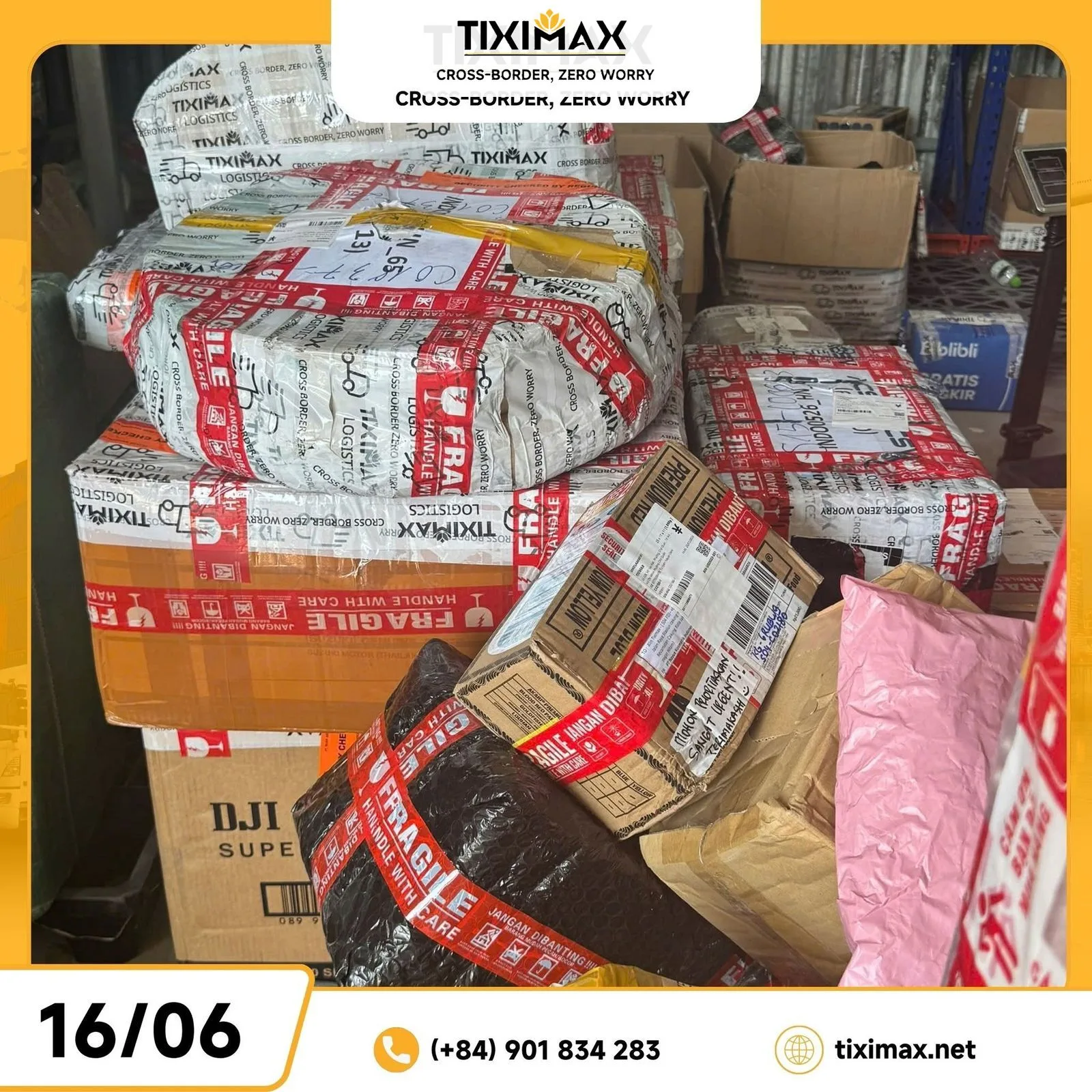 Nhiều kiện bưu phẩm mua hàng Amazon Ấn Độ, hộp được đóng gói cẩn thận, dán băng keo đỏ.