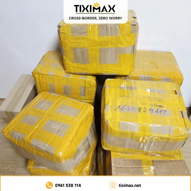 Nhiều kiện hàng vận chuyển quốc tế được đóng gói cẩn thận.