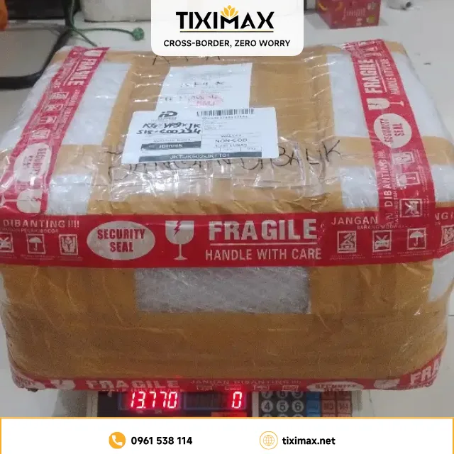 Kiện hàng được dán băng keo dễ vỡ, đặt trên cân.