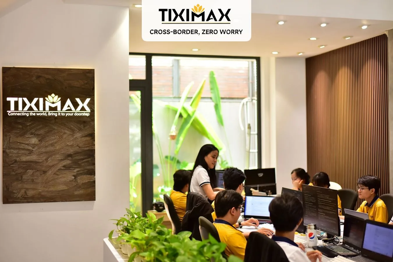 Nhân viên Tiximax tập trung làm việc tại văn phòng.