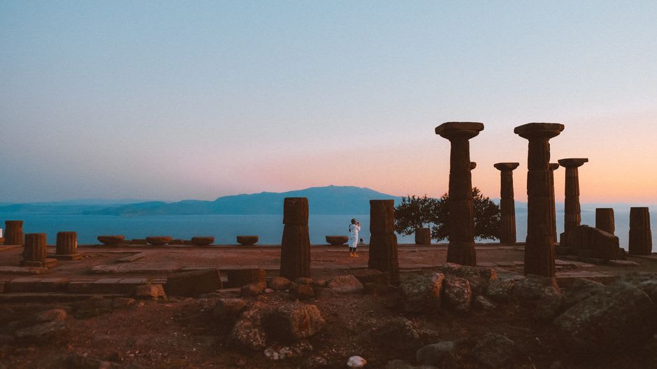 Les colonnes doriques reconstruites du temple d'Athéna à Assos surplombant la mer vers l'île grecque de Lesbos