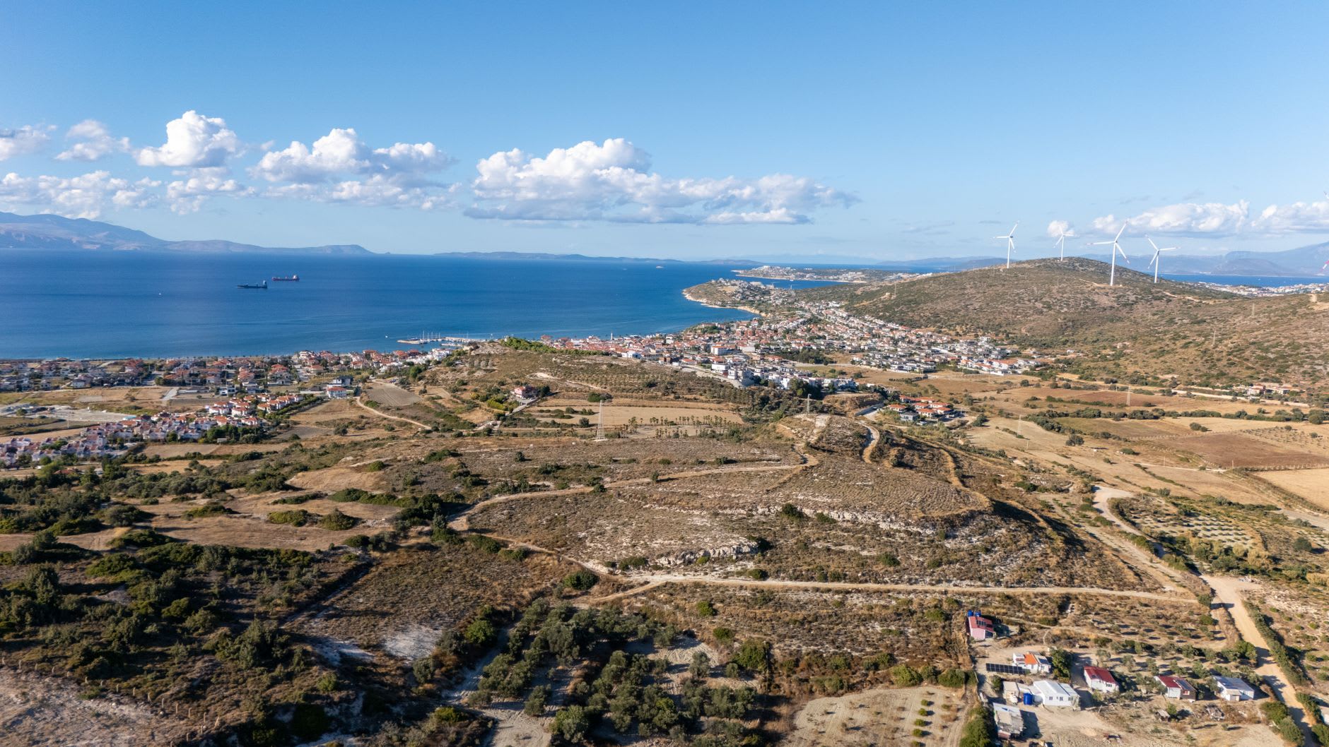 La forteresse génoise de Çeşme vue depuis le port, ses murailles médiévales illuminées en doré contre le ciel du soir
