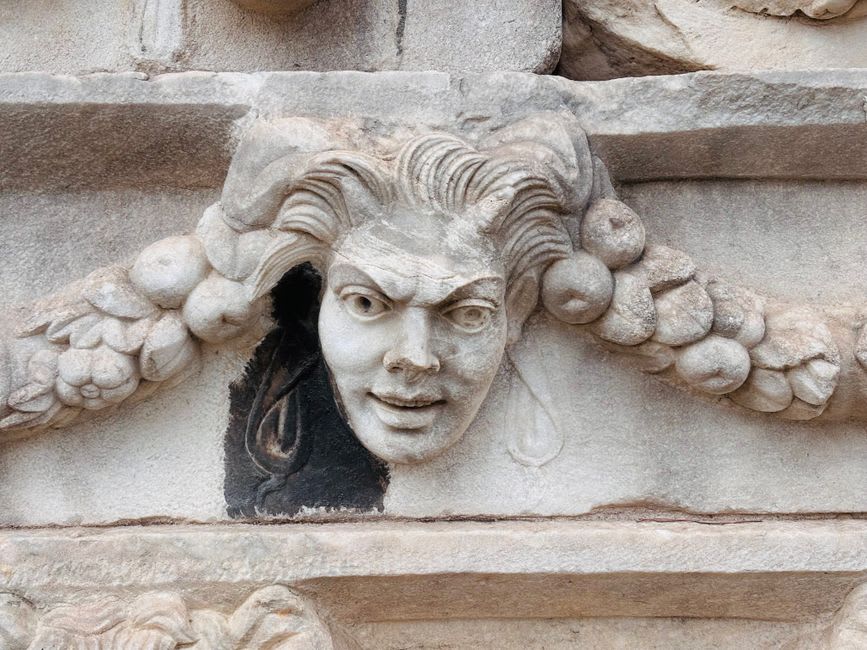 La tête de méduse sculptée de la frise du temple d'Apollon à Didyme, des serpents s'enroulant là où devraient se trouver des cheveux