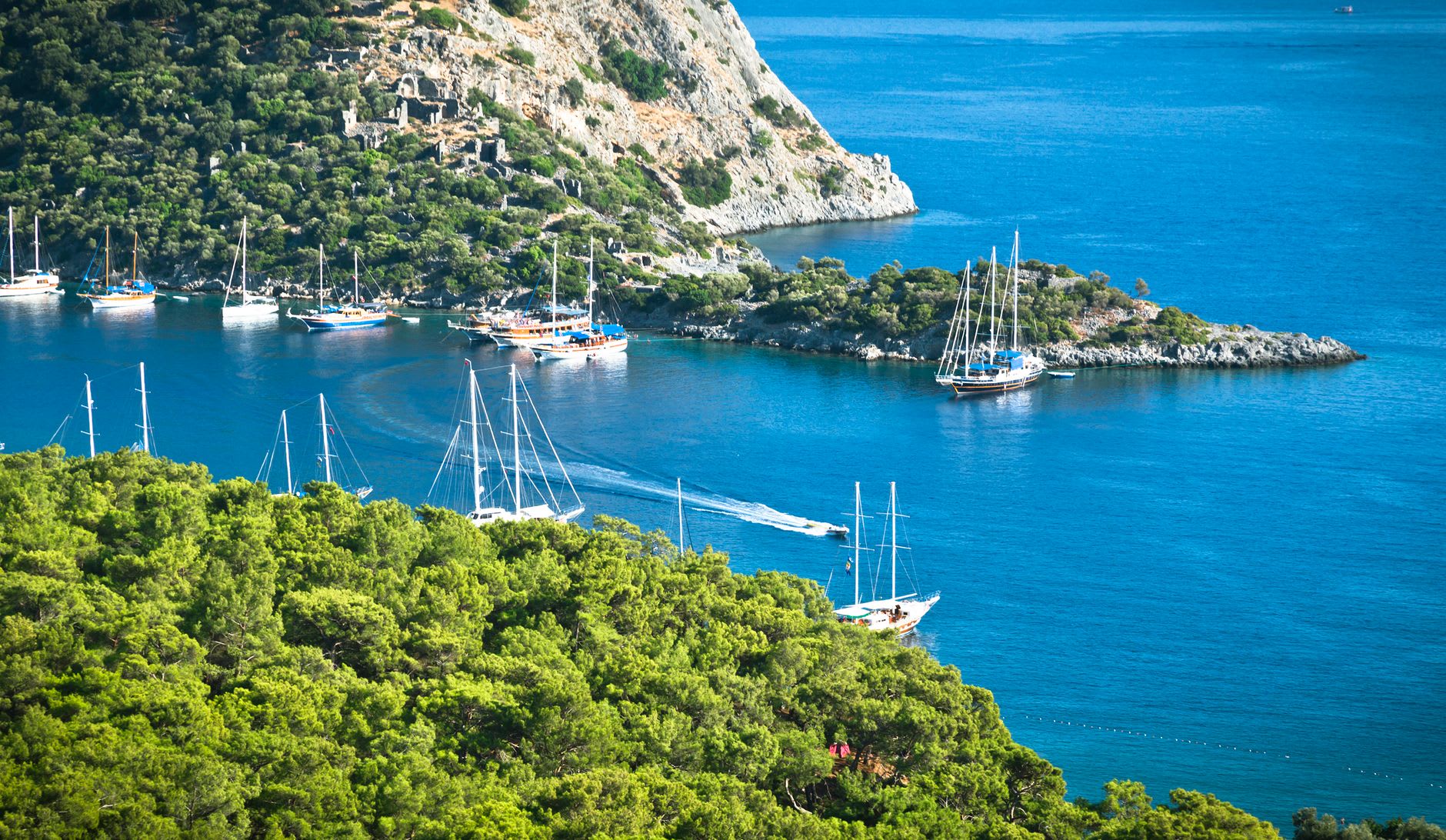 L'archipel de Göcek vu depuis une colline au crépuscule, plusieurs îles dispersées sur une eau teintée de rose