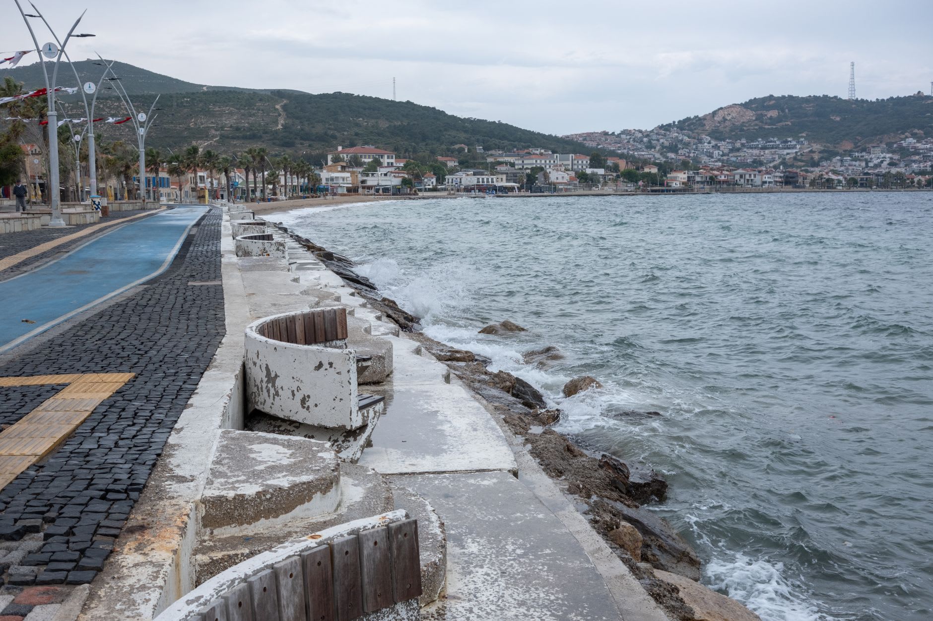 Le sarcophage lycien à une intersection du vieux quartier de Kaş, son couvercle sculpté intact contre un fond de murs couverts de bougainvillées