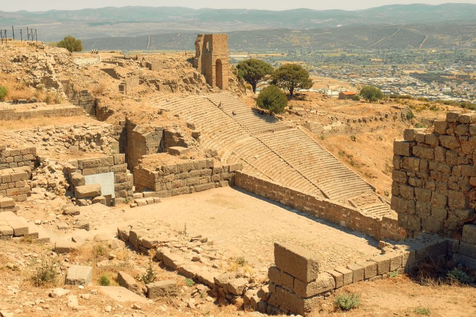 Les gradins escarpés du théâtre antique de Pergame descendant le versant vers la plaine en contrebas