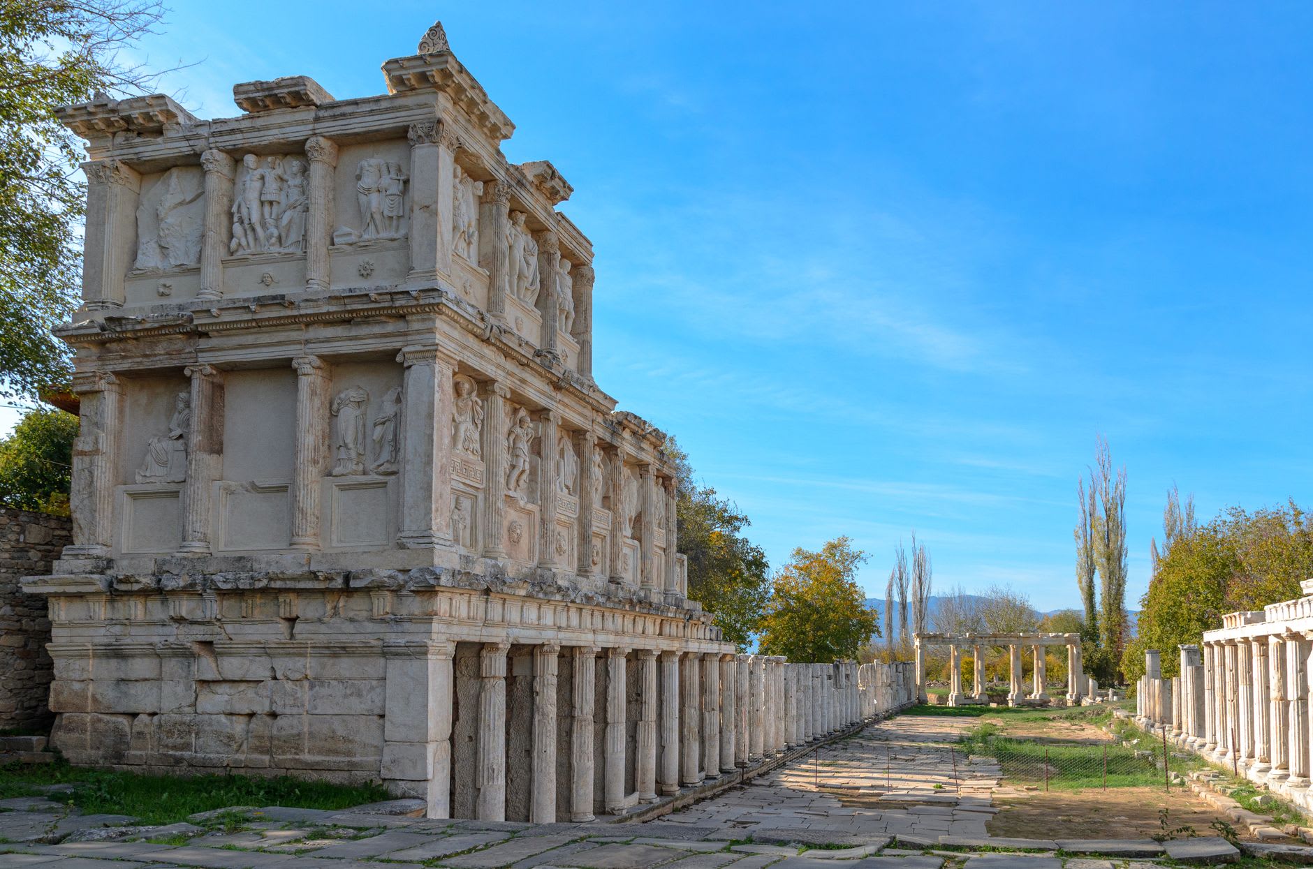 Les colonnes survivantes du Temple d'Athéna de Priène encadrées par la plaine du Büyük Menderes qui fut jadis la mer