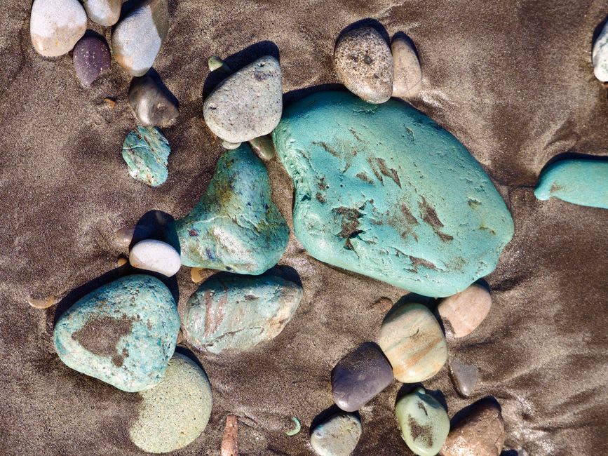 L'étrange sable blanc aux grains ronds de la plage protégée de l'île de Cléopâtre, cordonnée contre toute collecte impromptue