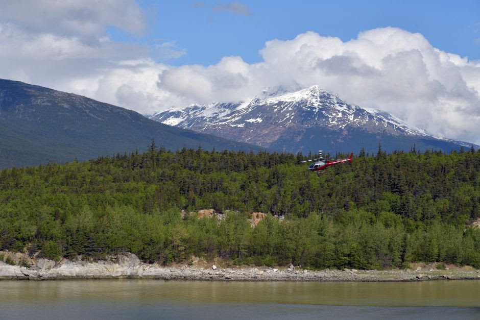 Ferri cruzando el Canal Lynn hacia Haines con la Cordillera Chilkat alzándose abruptamente a ambos lados