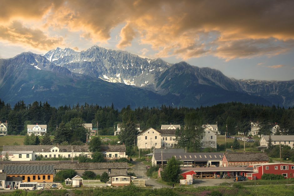 El antiguo campo de desfile y los edificios blancos del Fuerte Seward en Haines bajo un cielo de otoño bajo