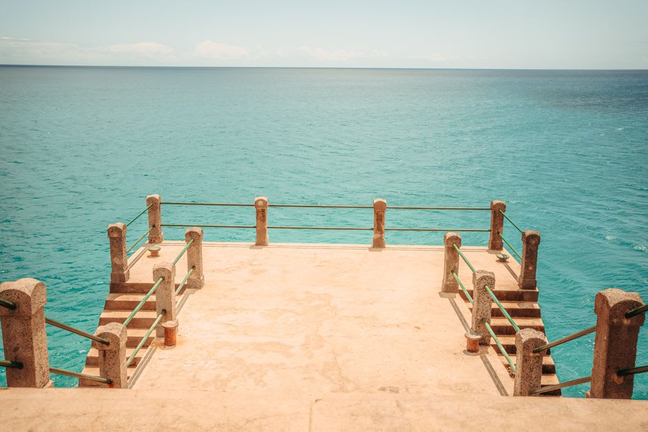 Le bassin turquoise de la source de l'Œil Bleu vu depuis la plateforme d'observation en bois qui le surplombe