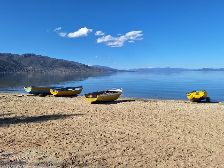 Las aguas transparentes y la orilla de guijarros del lago Ohrid en Pogradec al mediodía