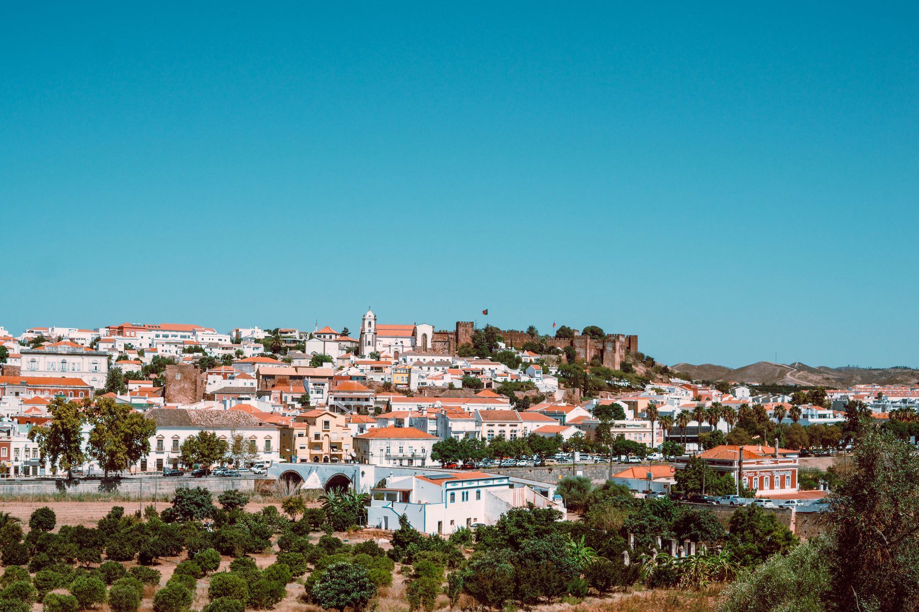 La tour du château de Monsaraz s'élevant au-dessus des toits blancs du village