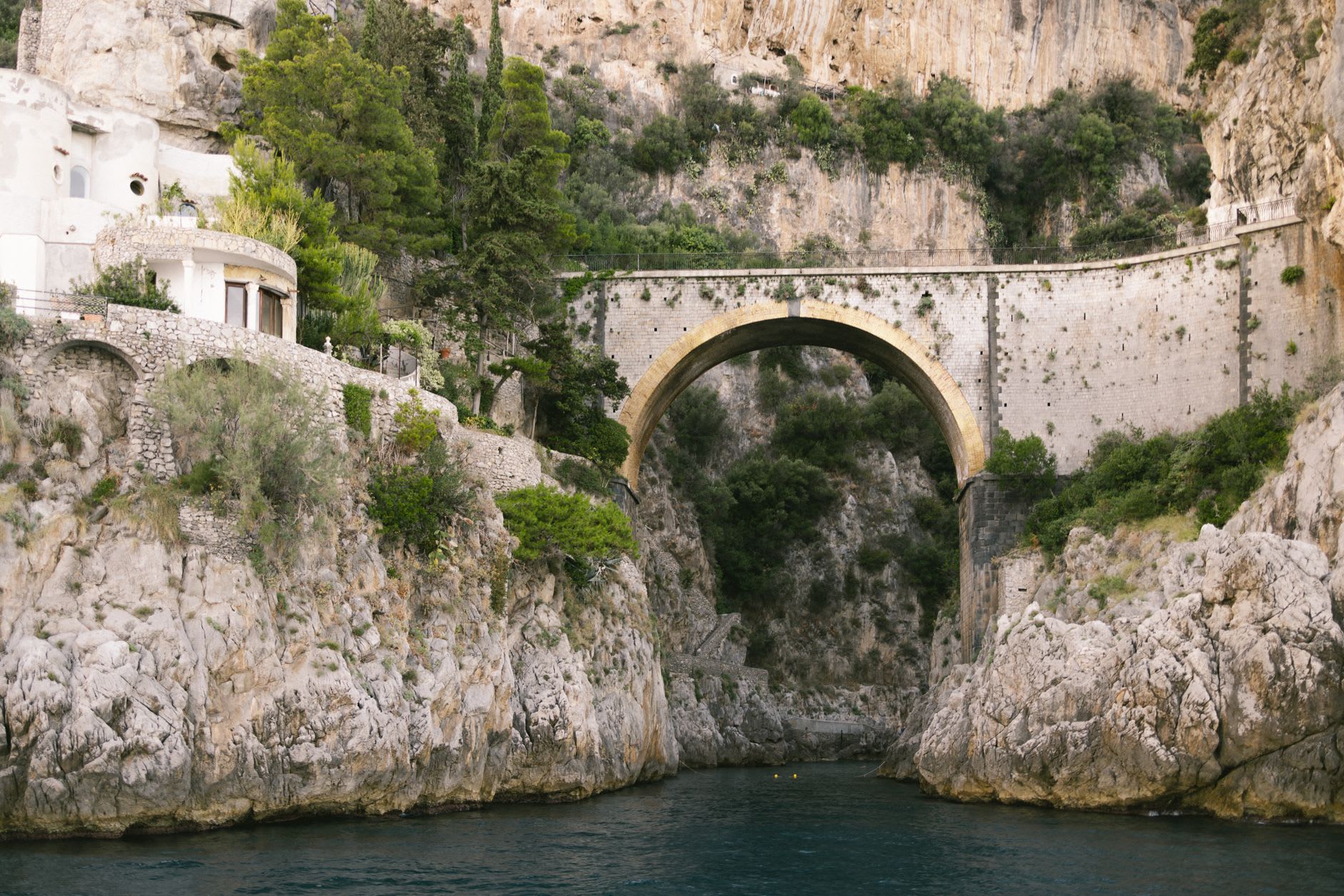 La escalinata que desciende desde el puente de la carretera SS163 hasta la playa del Fiordo di Furore, con las paredes del barranco muy juntas a ambos lados