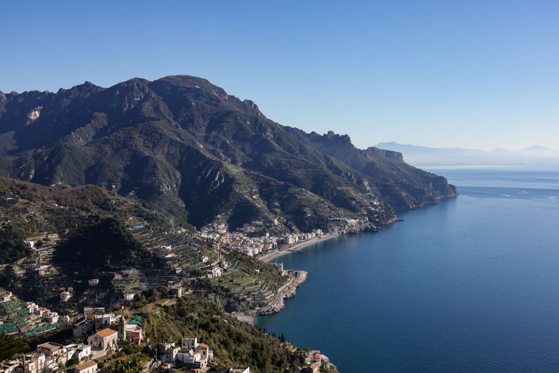 Les jardins en terrasses de la Villa Rufolo à Ravello surplombant la mer avec des cyprès et des arches de pierre