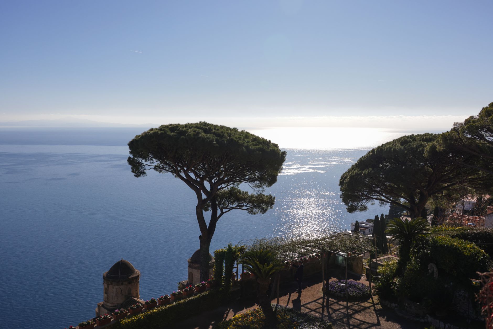 Le chemin de pierre à travers les jardins de la Villa Cimbrone menant vers la Terrasse de l'Infini dans la lumière de l'après-midi