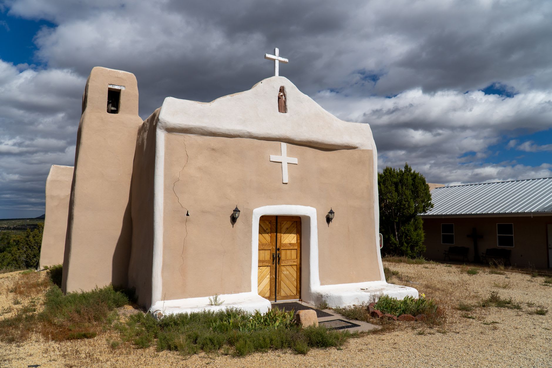 La fachada de adobe pálido del Museo Georgia O'Keeffe en una tranquila mañana de Santa Fe