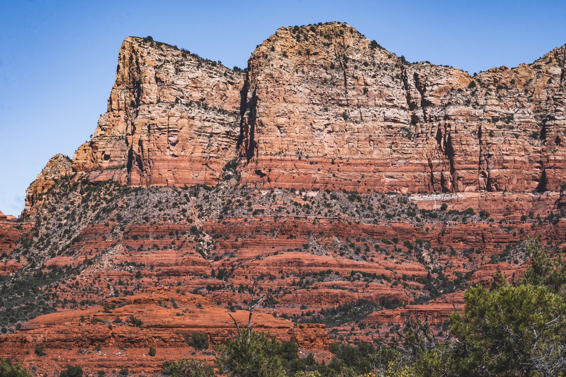 La Roca Catedral elevándose sobre el valle de Sedona bajo la última luz de una tarde de octubre
