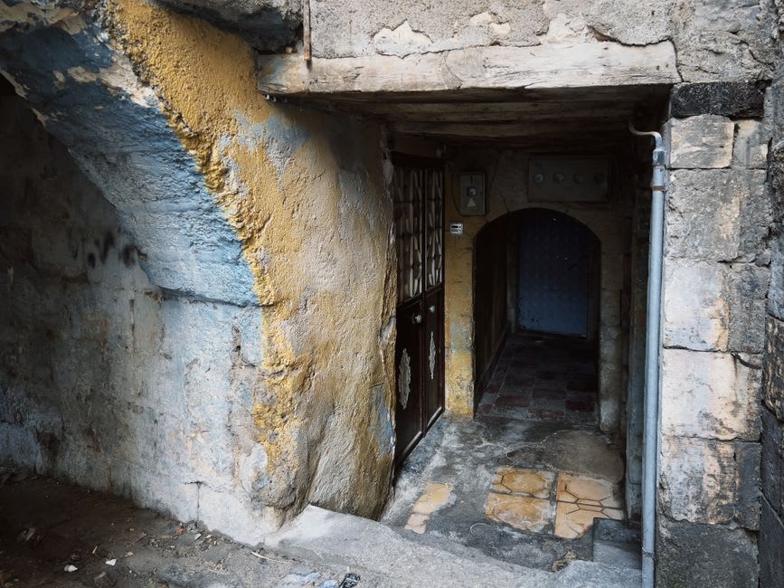 Una gran puerta de piedra rodante usada para sellar secciones de la ciudad subterránea de Derinkuyu desde dentro