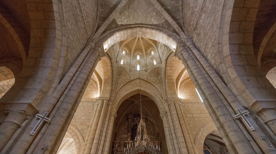El interior de la iglesia principal tallada en roca del Monasterio de Selime, mostrando columnas talladas y un techo abovedado excavado en roca volcánica sólida